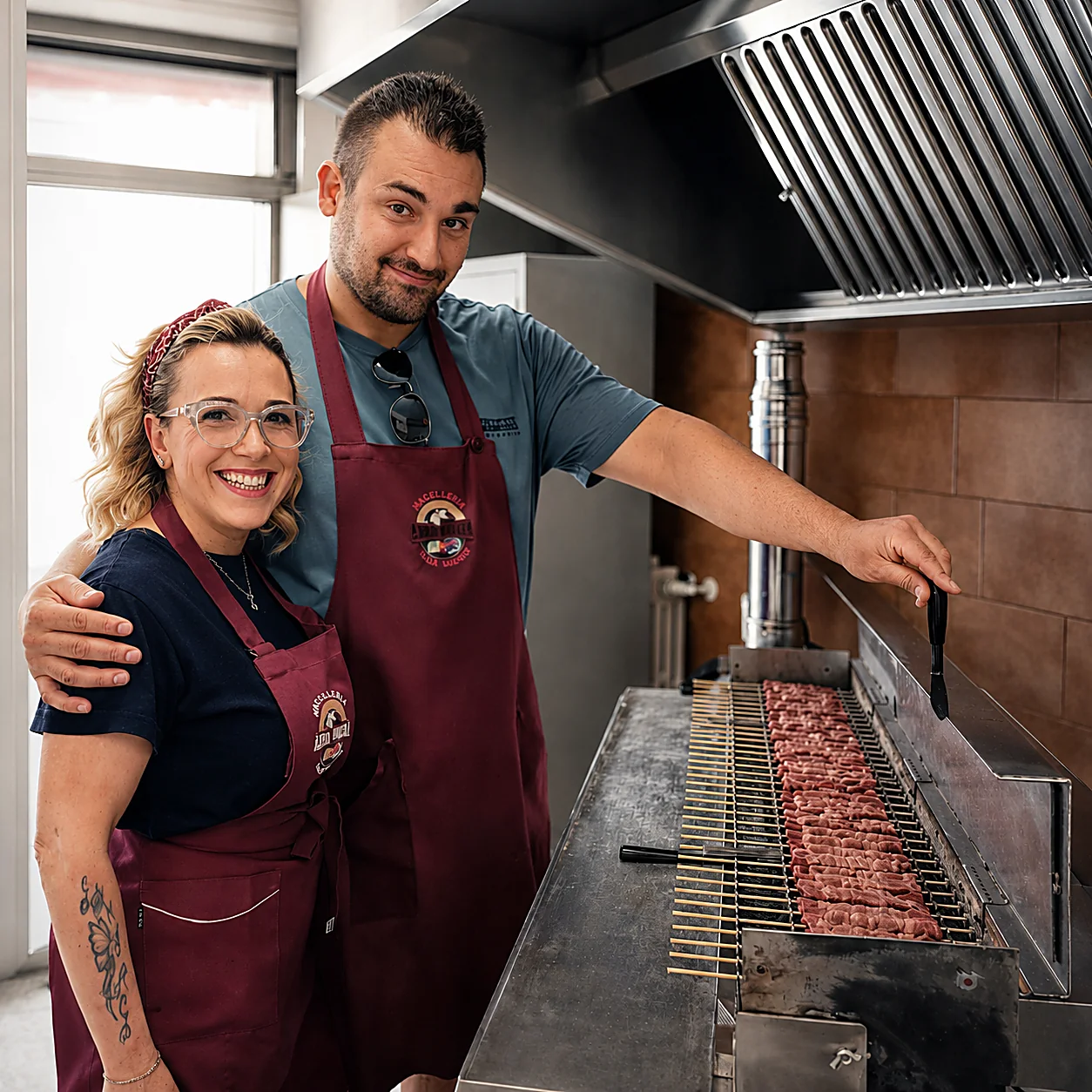 La famiglia Cilli al lavoro alla griglia con le carni dell'azienda