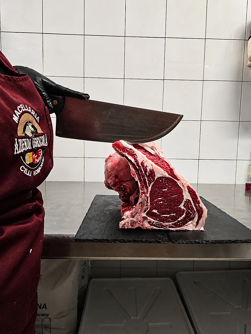 Preparazione di una costata nella macelleria aziendale
