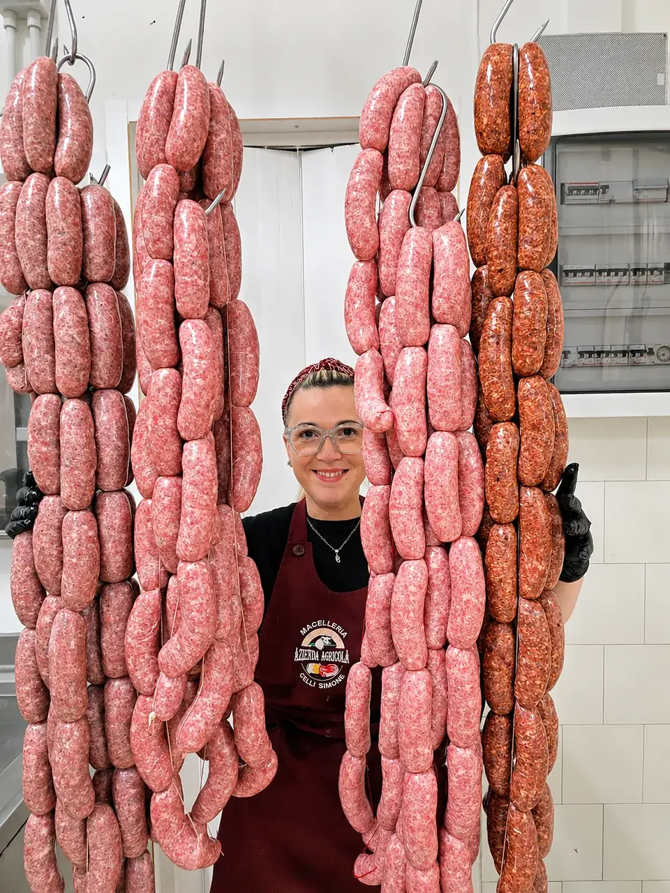 Salumi appesi nel locale di stagionatura dell'azienda